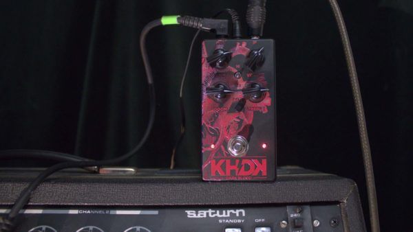 KHDK Dark Blood Distortion Pedal auf Amp